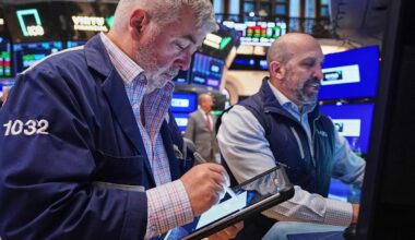 Sinking AI stocks and rising oil prices weigh on Wall Street