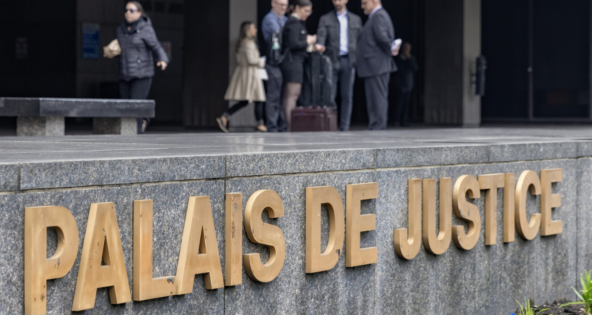 A sign reading Palais de justice outside a large building