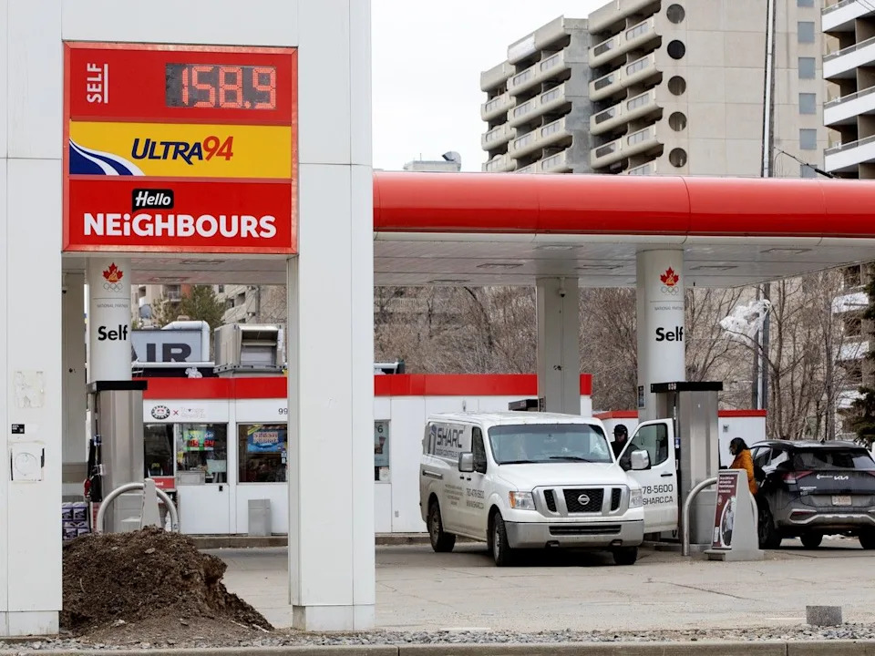  Motorists get gas at the Petro-Canada gas station, 9936 109 St. in Edmonton on Monday, April 6, 2026. David Bloom/Postmedia