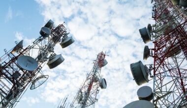 Assessing TELUS (TSX:T) Valuation After New PureFibre Expansion In Calgary Bonavista