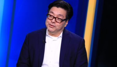 Tom Lee says it's 'very probable' stocks will sail past 7,700 this year