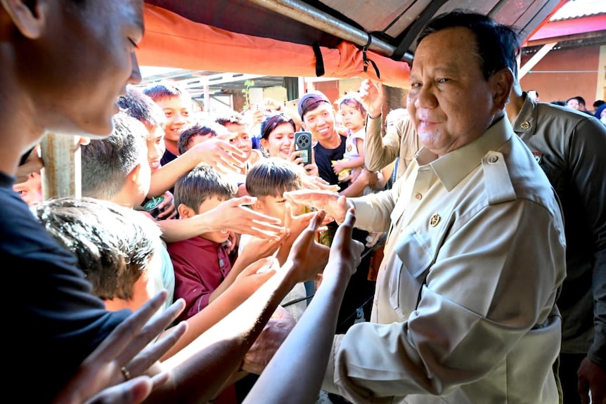 Prabowo meeting and greeting affected locals at a West Sumatran refugee post.