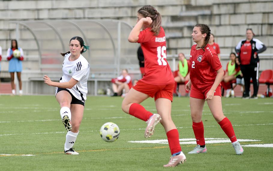 Victoria Del Pozo tries to score.