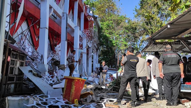 Magnitude 7.4 earthquake off Indonesia topples buildings, kills 1 person