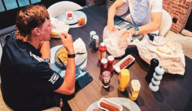📸 What does Mathieu van der Poel eat after just finishing second in the Tour of Flanders? Proper recovery food!