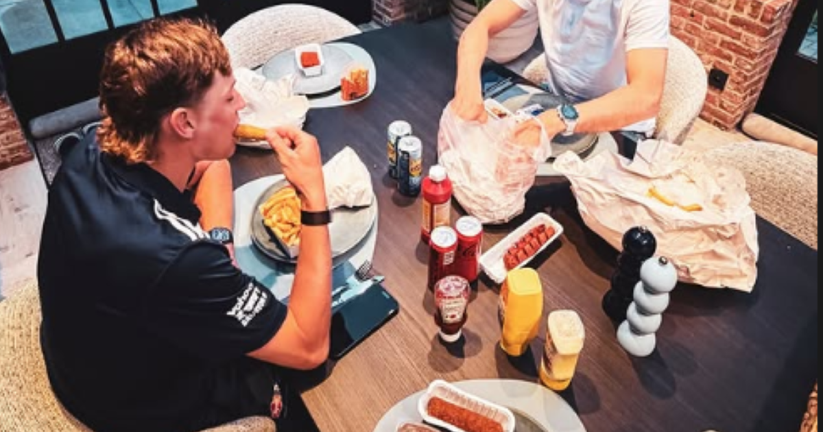 📸 What does Mathieu van der Poel eat after just finishing second in the Tour of Flanders? Proper recovery food!