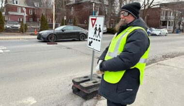 Montreal West parents rejoice as students get crossing guard at busy intersection