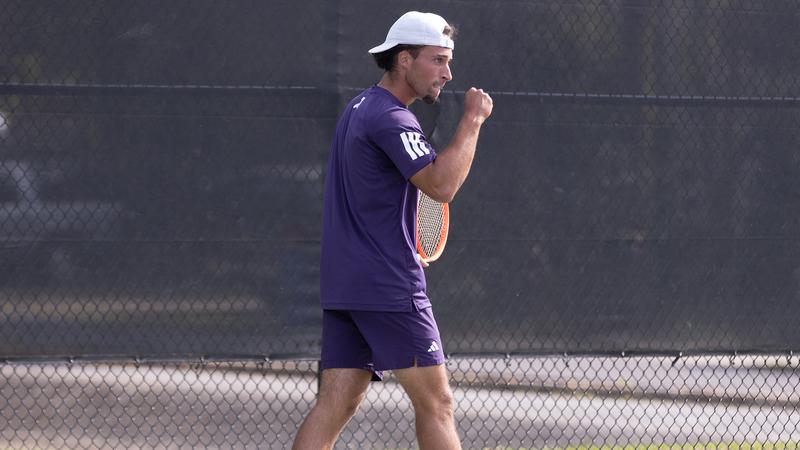 Men’s Tennis takes down Lipscomb in regular season finale, 5-2