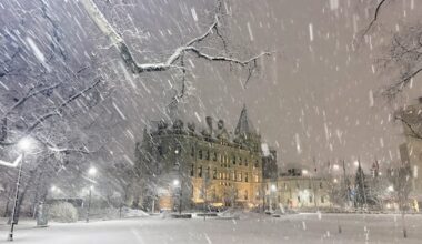 Alberta clipper brings spring snowstorm to southern Manitoba, closes several schools