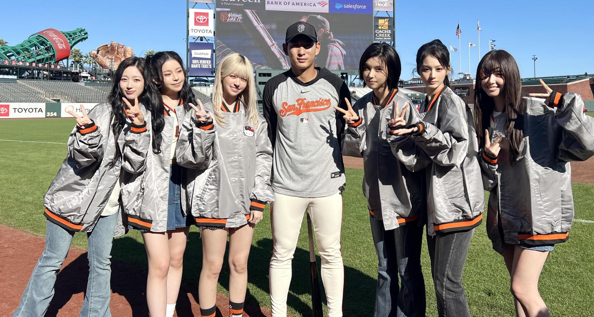K-pop girl group NMIXX poses with Lee Jung-hoo, center, of the San Francisco Giants before their performance and ceremonial pitch for a Major League Baseball game between the Giants and the Philadelphia Phillies at Oracle Park in San Francisco, Monday (local time). Courtesy of JYP Entertainment