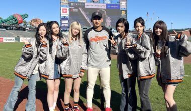 K-pop girl group NMIXX poses with Lee Jung-hoo, center, of the San Francisco Giants before their performance and ceremonial pitch for a Major League Baseball game between the Giants and the Philadelphia Phillies at Oracle Park in San Francisco, Monday (local time). Courtesy of JYP Entertainment