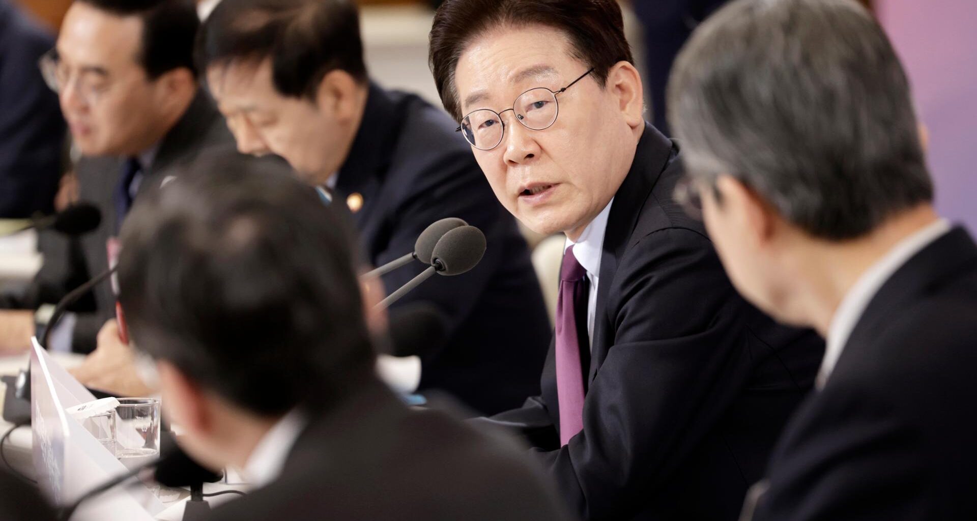 President Lee Jae Myung speaks at the first plenary meeting of the National Economic Advisory Council at Cheong Wa Dae in Seoul, Thursday. Yonhap