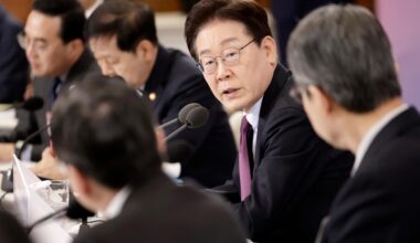 President Lee Jae Myung speaks at the first plenary meeting of the National Economic Advisory Council at Cheong Wa Dae in Seoul, Thursday. Yonhap