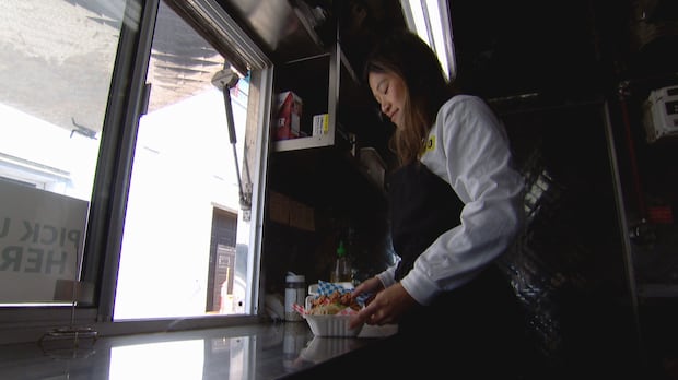 Could Toronto streets see more food and music? City considering update to vending, busking rules