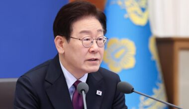 President Lee Jae Myung speaks during a meeting with senior aides at Cheong Wa Dae in Seoul, Thursday. Yonhap