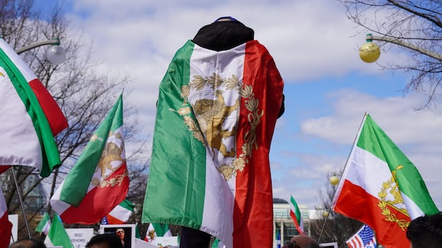 Iranian Canadians call on U.S. to keep up military pressure at embassy rally