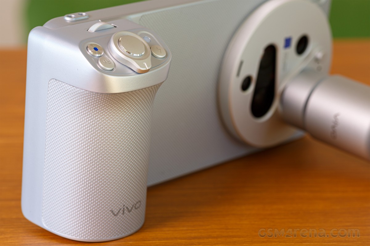 Unboxing the vivo X300 Ultra Photography kit