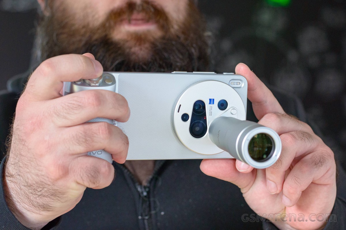 Unboxing the vivo X300 Ultra Photography kit