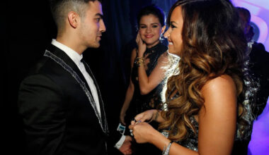 Demi Lovato reunites with Selena Gomez, Joe Jonas at tour's first show