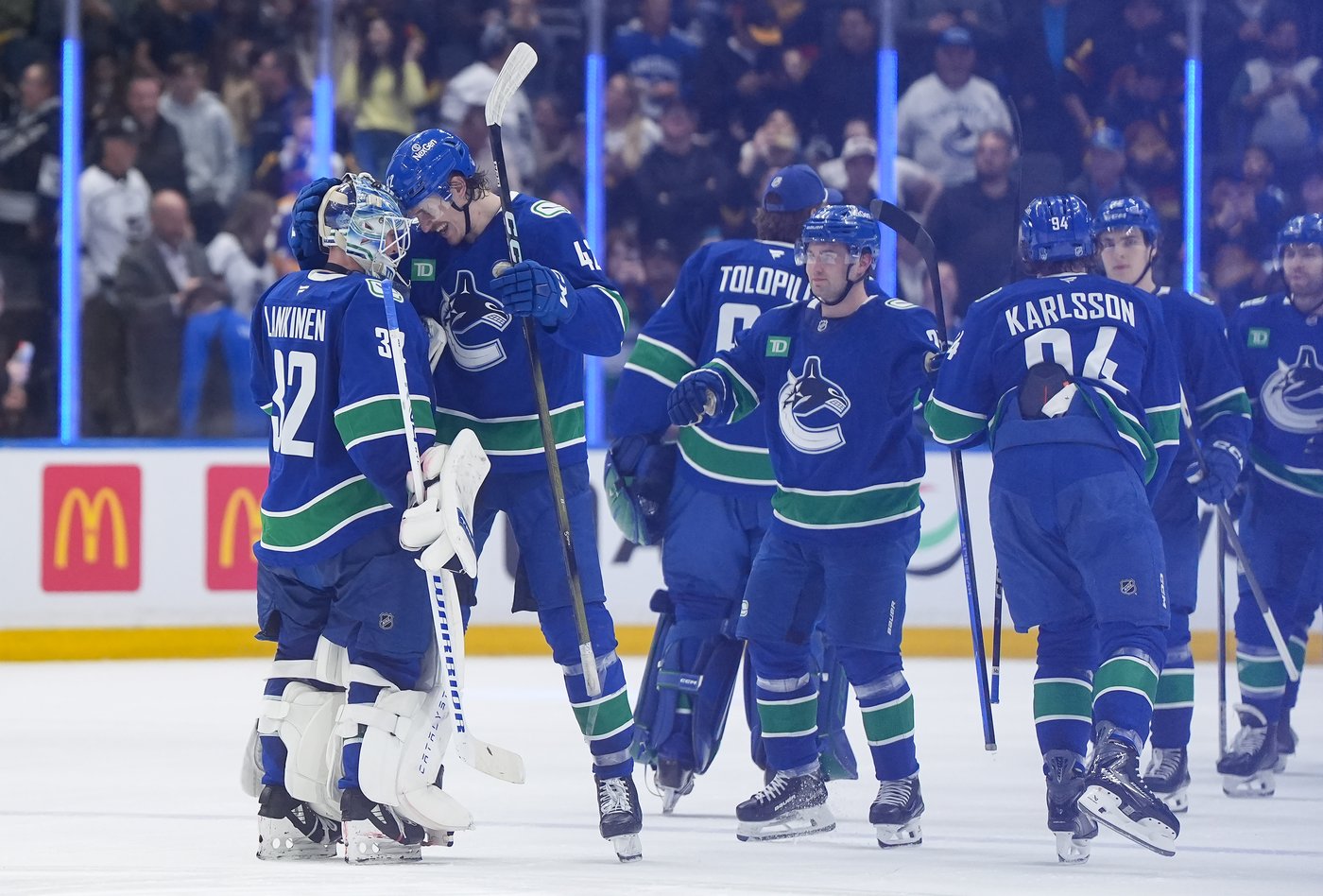 Vancouver Canucks coming together on and off the ice late in troubled season