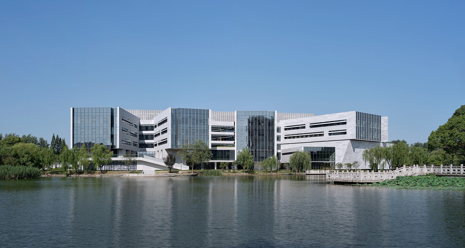 Shanghai Jiao Tong University Student Service Center / TJAD/Zeng Qun Architecture Design Studio