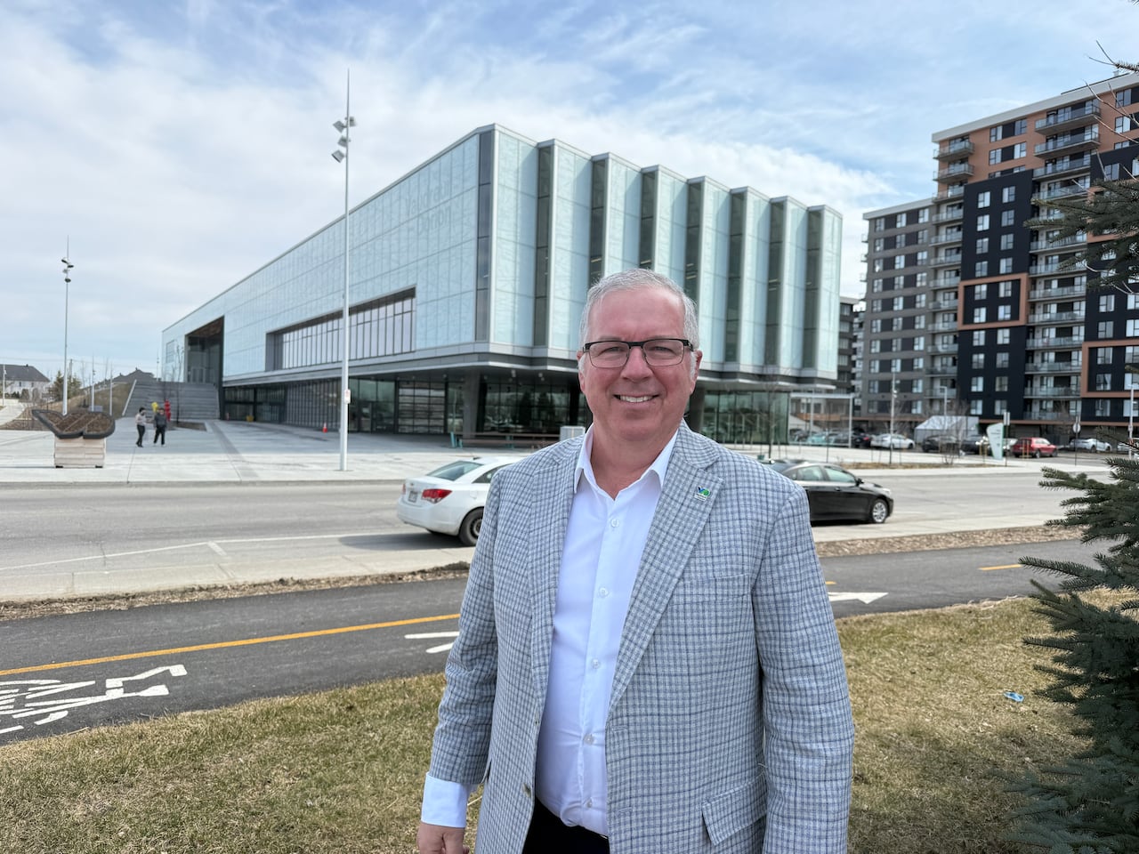 vaudreuil mayor in front of vaudreuil city hall