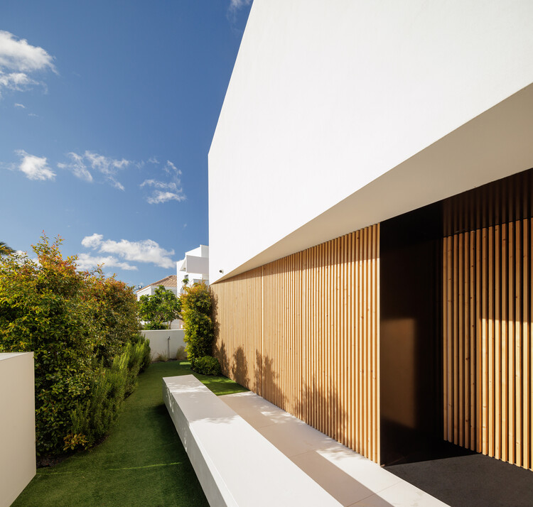 PCG House / Visioarq Arquitectos - Image 2 of 28