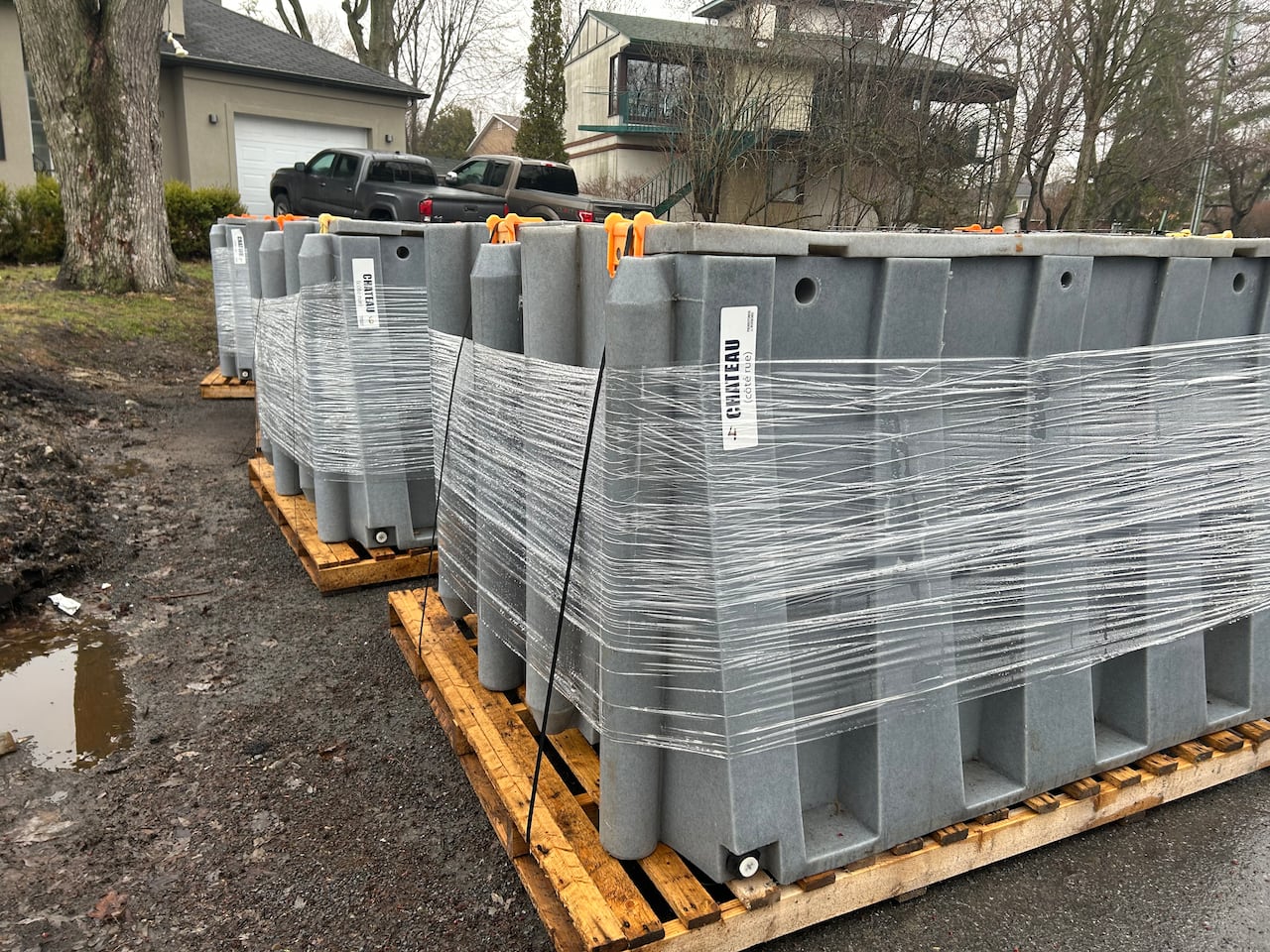 Plastic walls for building modular dikes