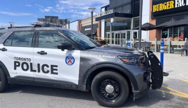 Fairview Mall employee shot after confronting alleged jewelry store robber: Toronto police