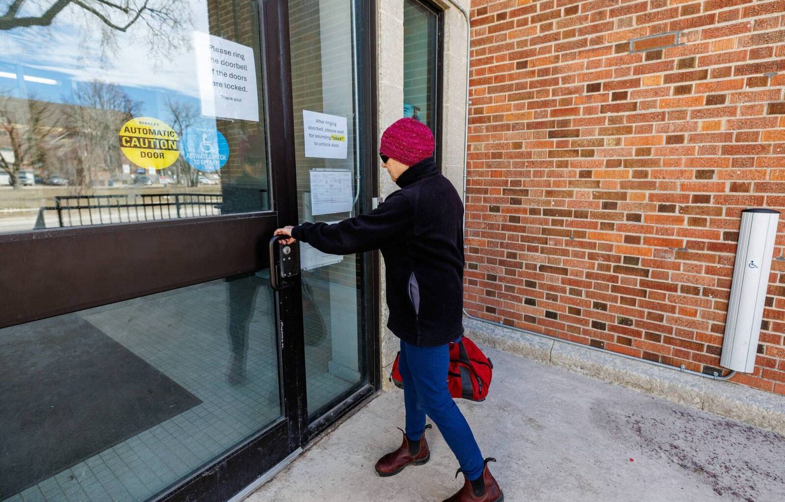 City installs remote door locks, buzzers at Sherbrook Pool in response to staff safety concerns – Winnipeg Free Press