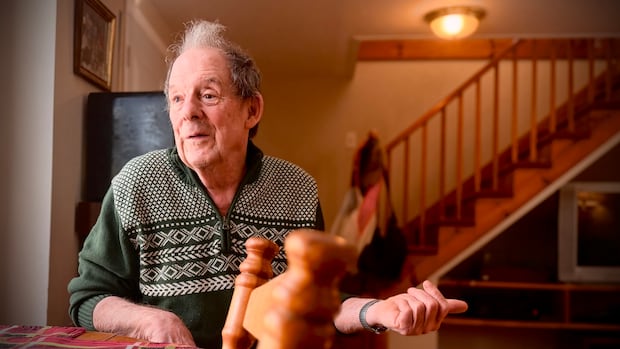 A volunteer service is helping seniors stay at home on Montreal's West Island