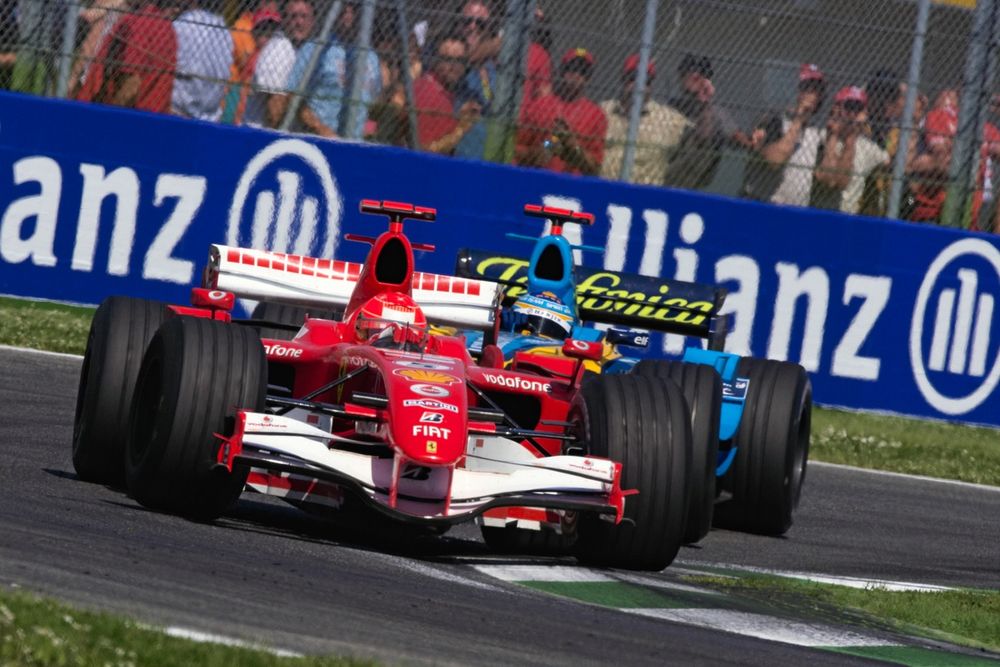 Michael Schumacher, Ferrari 248 F1, Fernando Alonso, Renault R26