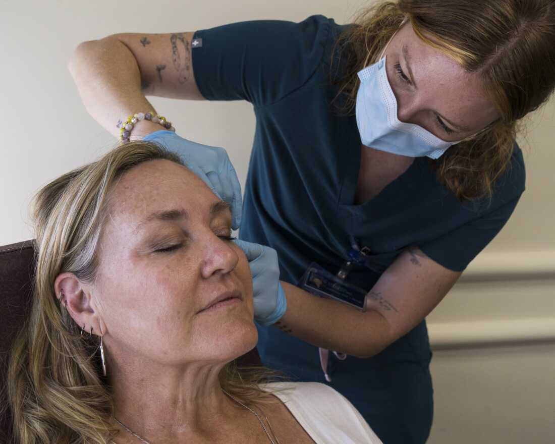 Samantha Pohlman, a registered nurse, performs a cosmetic treatment procedure on Christine Ruiz at Planned Parenthood - B Street, in Sacramento, Calif., Friday, March 20, 2026. Planned Parenthood is expanding its services by offering cosmetic treatments like injections and weight loss drugs like GLP-1’s to expand its revenue sources.