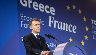 Macron Says Would Be ‘Silly’ Not to Roll Over EU Covid-Era Debt