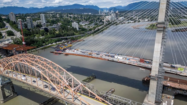 Metro Vancouver's stal̕əw̓asəm Bridge closed for final paving until Monday