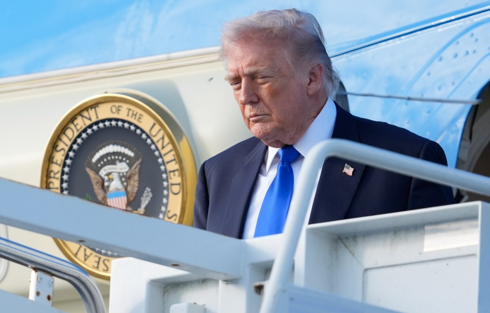 Shots fired as gunman charges toward ballroom at White House correspondents’ dinner. Trump unharmed – Winnipeg Free Press