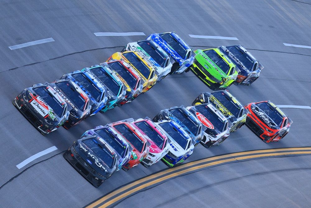 Carson Hocevar, Spire Motorsports Chevrolet; Chris Buescher, RFK Racing Ford