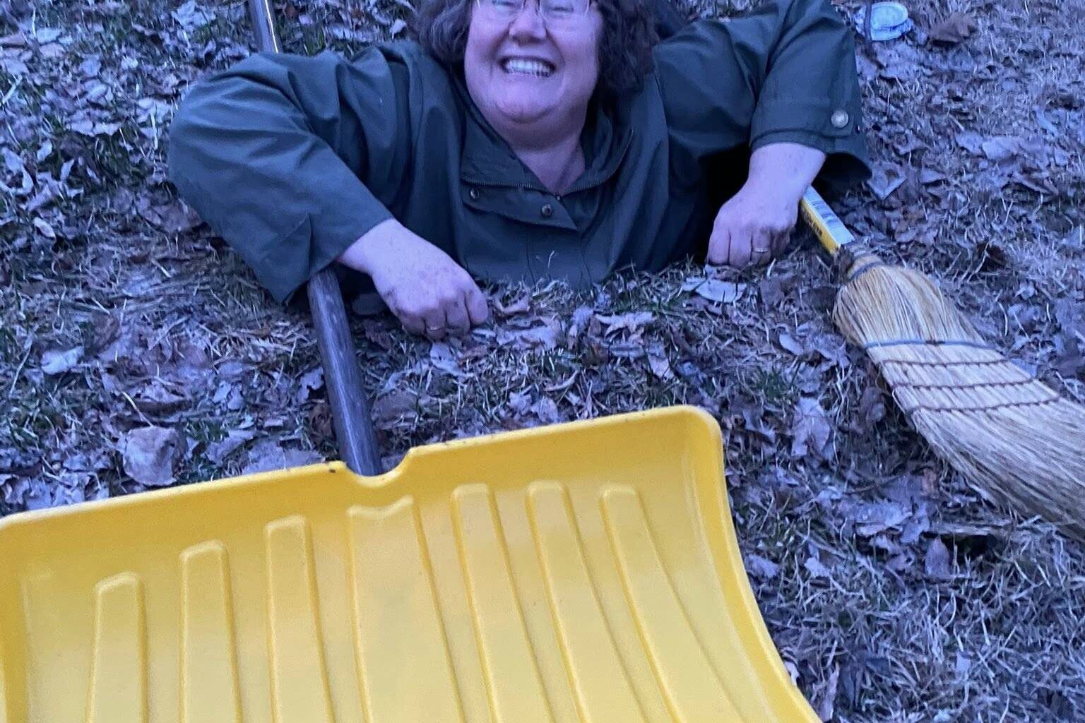 ‘What a stupid situation’ as woman plunges into boulevard hole – Winnipeg Free Press