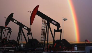 Ottawa tables fiscal update boosted by surging oil prices, while industry maintains cautious approach