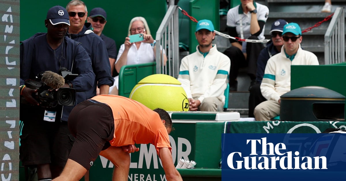 Medvedev smashes racket then bins it during 6-0, 6-0 loss in Monte Carlo | Daniil Medvedev