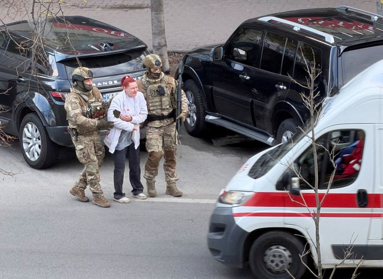 Special Forces Police Unit evacuate the hostage at the site of a shooting incident, in Kyiv, Ukraine, April 18, 2026. Picture taken with a mobile phone. REUTERS/Stringer TPX IMAGES OF THE DAY
