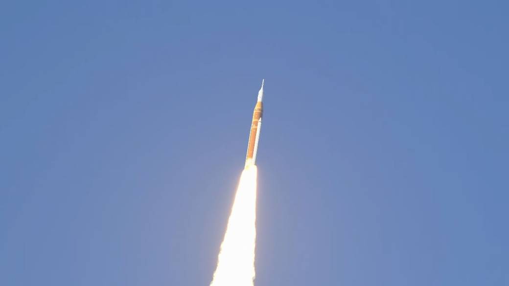 Click to play video: 'Day 5 of Artemis II trip around the moon'