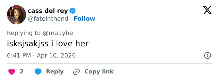 Screenshot of a tweet praising Sydney Sweeney as she exposes an influencer’s lie in resurfaced social media messages.