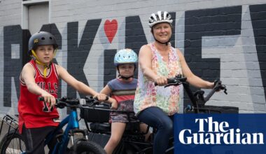 Cars make way for bikes as Sydney commuters saddle up to circumvent ‘crazy’ fuel costs | Cycling