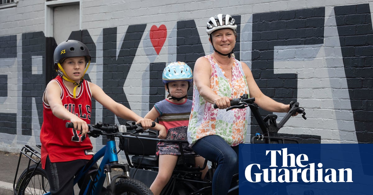 Cars make way for bikes as Sydney commuters saddle up to circumvent ‘crazy’ fuel costs | Cycling