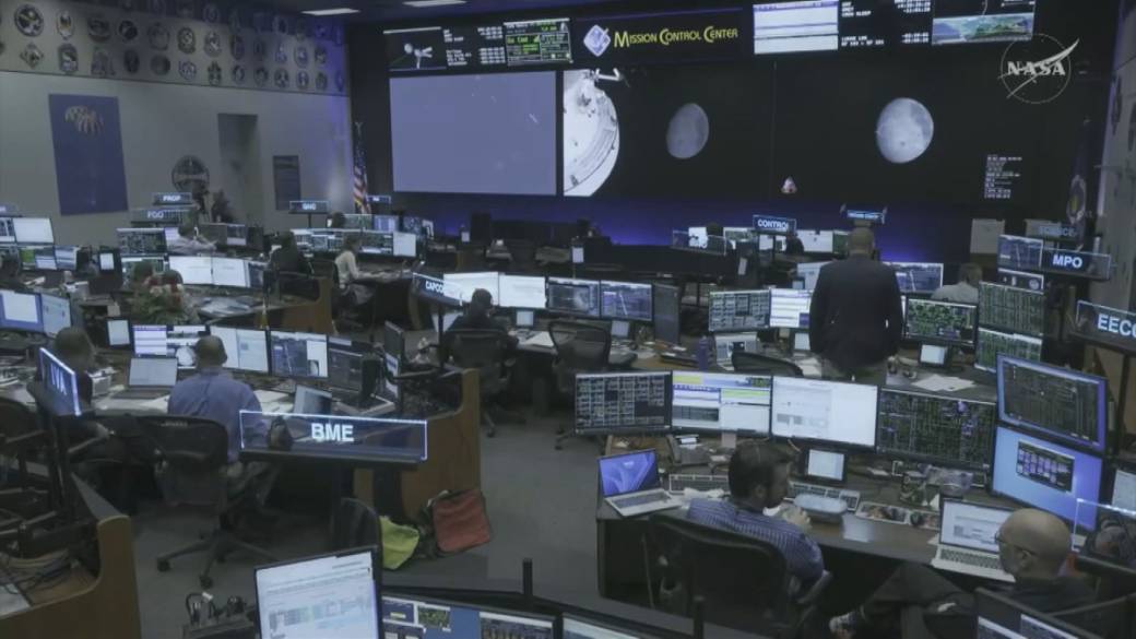 Click to play video: 'Giant leap: Artemis II astronauts pass far side of moon, set distance record'