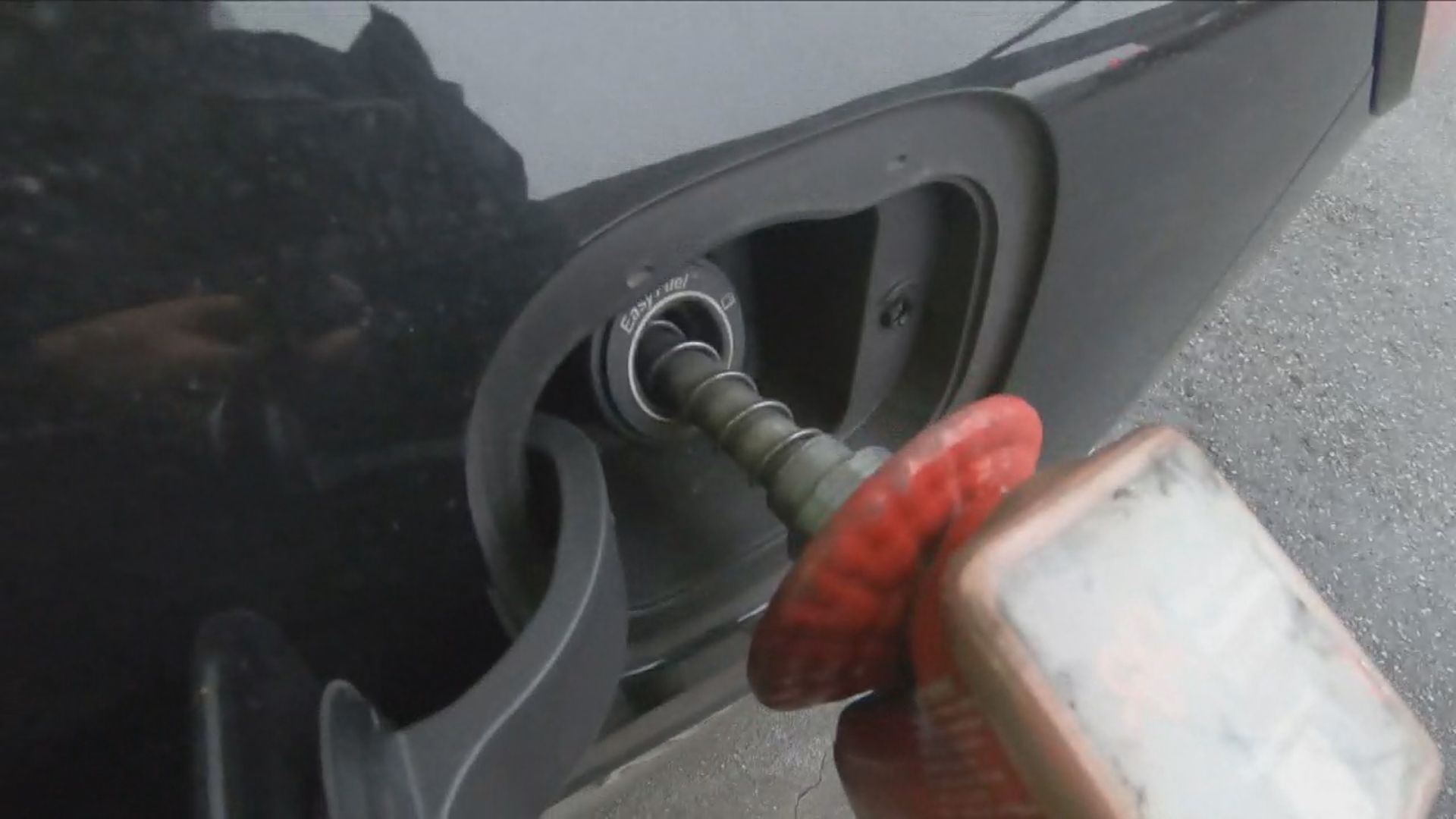 Click to play video: 'Carney’s gas tax holiday to cost $2.4B, last until Labour Day'