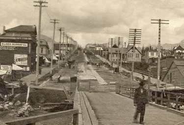 1906: Utilities are installed on Lonsdale Avenue from the ferry wharf.