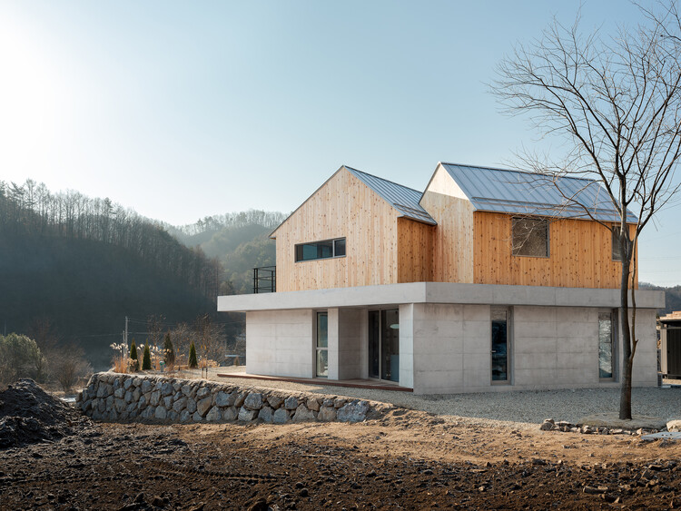 Two Gabled Volumes, One Landscape / BRBB Architects - Exterior Photography