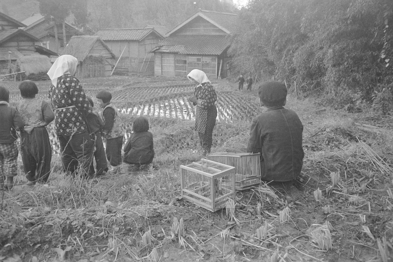 A Hanami district family welcoming the deity. (© Haga Hideo)